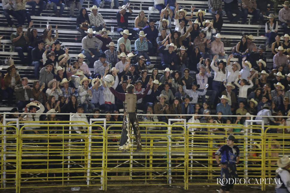 $!El jinete canadiense Jestin Jackles celebra con el público sus ocho segundos, dejando su huella en la edición 36 del Súper Bull.