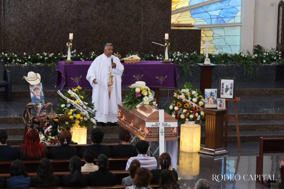 $!Familiares y amigos le dieron el último adiós al jinete fallecido el domingo en Chihuahua.