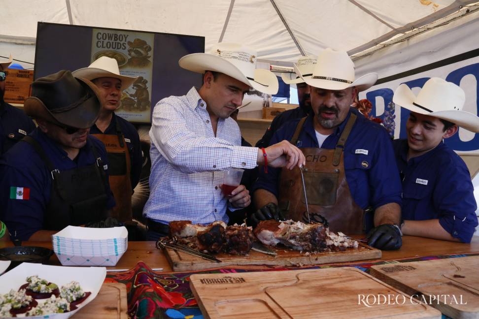 $!El gobernador Manolo Jiménez y el alcalde Javier Díaz recorrieron la Champion del Grill.