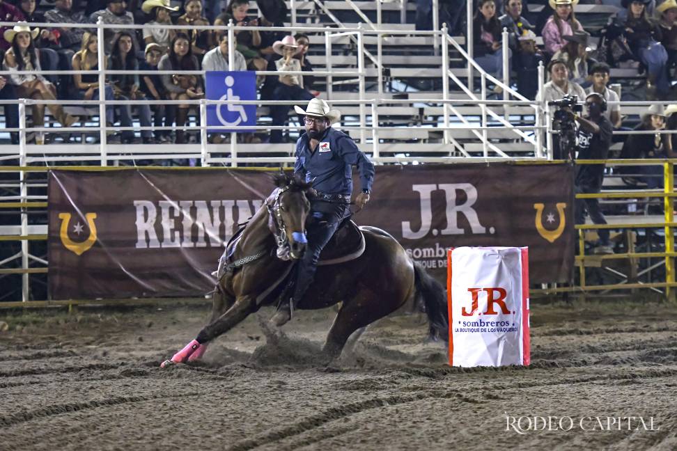 $!La adrenalina del barril racing llenó la Arena 8 Segundos con la participación de tres varones: Óscar Morales, José Corral e Ignacio Morales.