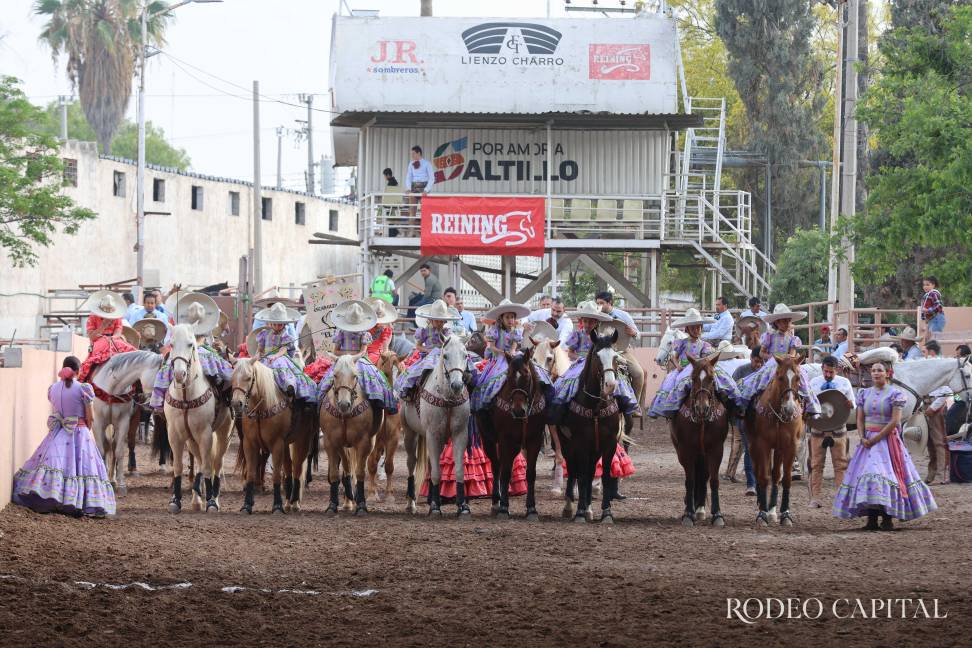 $!Las escaramuzas engalanan el espectáculo charro con sus atuendos y sus rutinas.