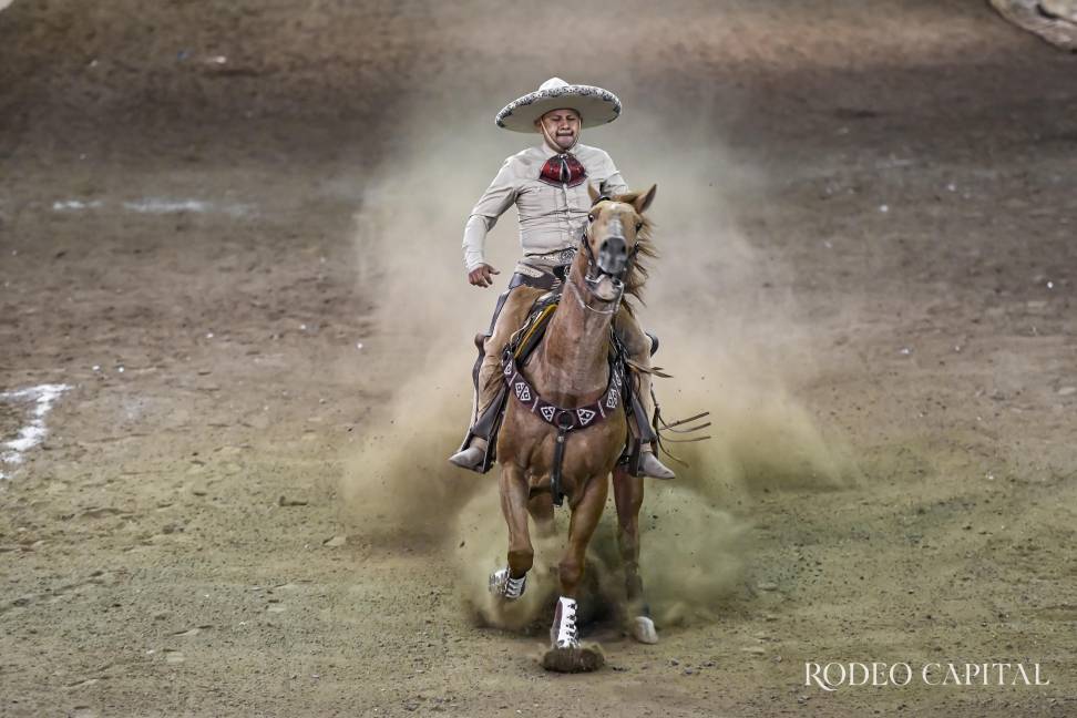 $!Triunfan Ximena Herrera y Luis González en el Caladero por aniversario de lienzo charro