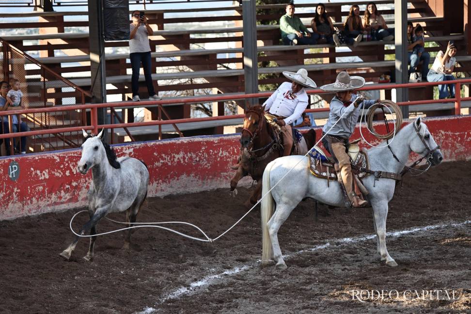 $!De fiesta en el lienzo para celebrar el Día del Charro