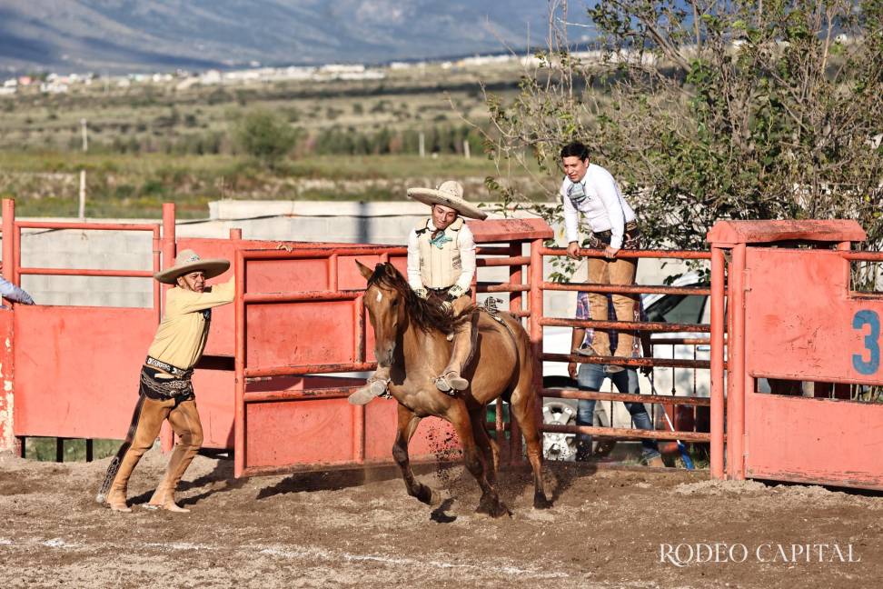 $!De fiesta en el lienzo para celebrar el Día del Charro