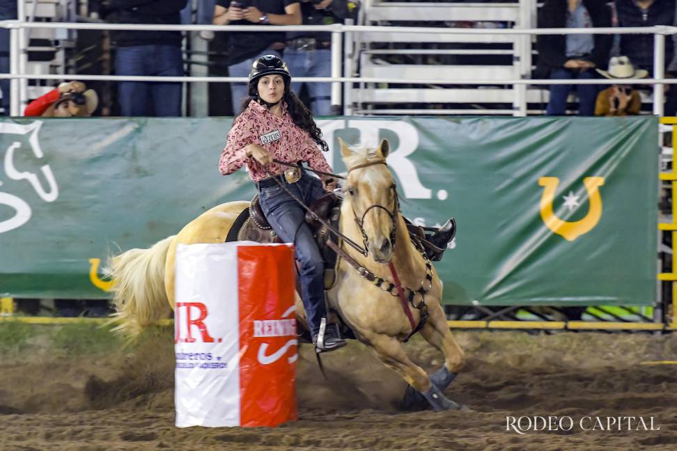 $!Las competidoras dejaron claro por qué esta disciplina es una de las más emocionantes del rodeo.