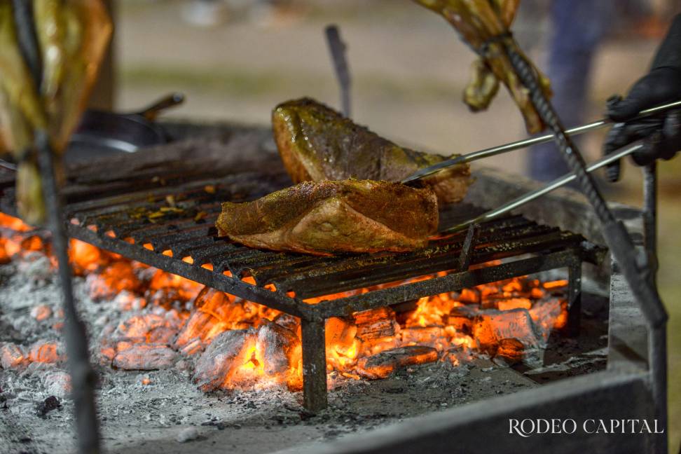 $!Entre humo y paciencia, la sazón comienza a contar la historia antes de que la carne toque el fuego.
