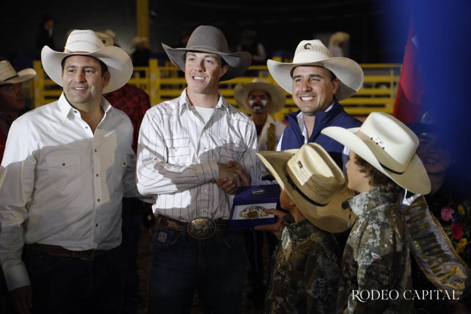 $!Con fuerza, técnica y valentía: Brillan estrellas en el Rodeo Saltillo