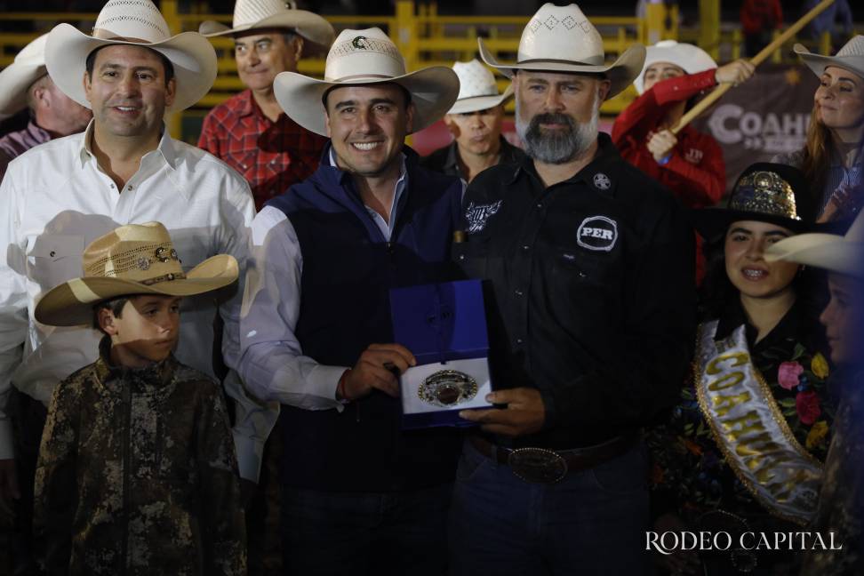 $!Con fuerza, técnica y valentía: Brillan estrellas en el Rodeo Saltillo