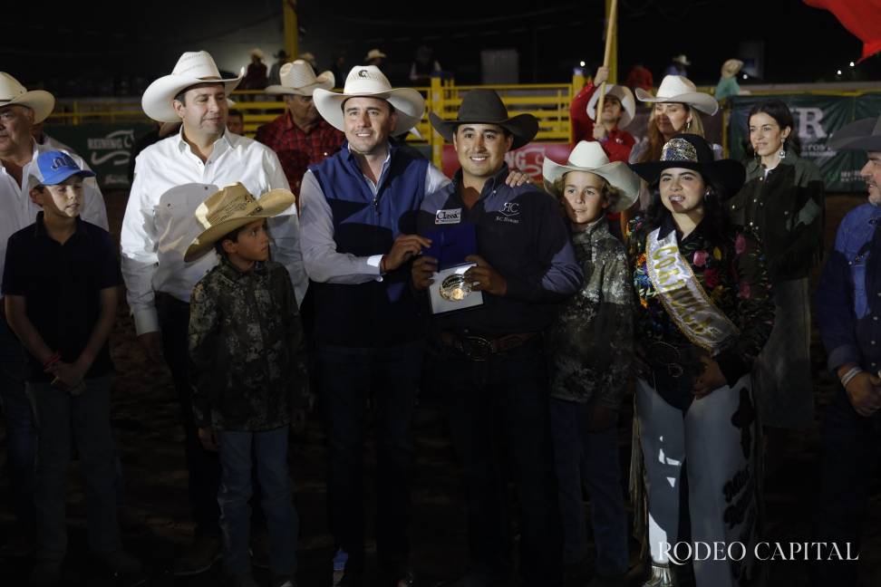 $!Con fuerza, técnica y valentía: Brillan estrellas en el Rodeo Saltillo
