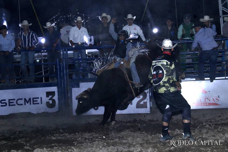 $!Brayan Medina inicia las emociones del rodeo de Semana Santa
