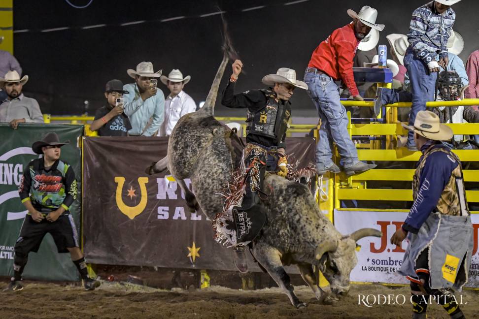 $!El jalisciense Álvaro Álvarez, uno de los tres mexicanos que acudieron a Barretos este 2025, en su monta.
