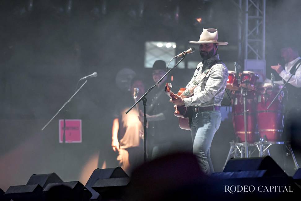 $!Miles corearon los éxitos de La Leyenda en la noche inaugural.