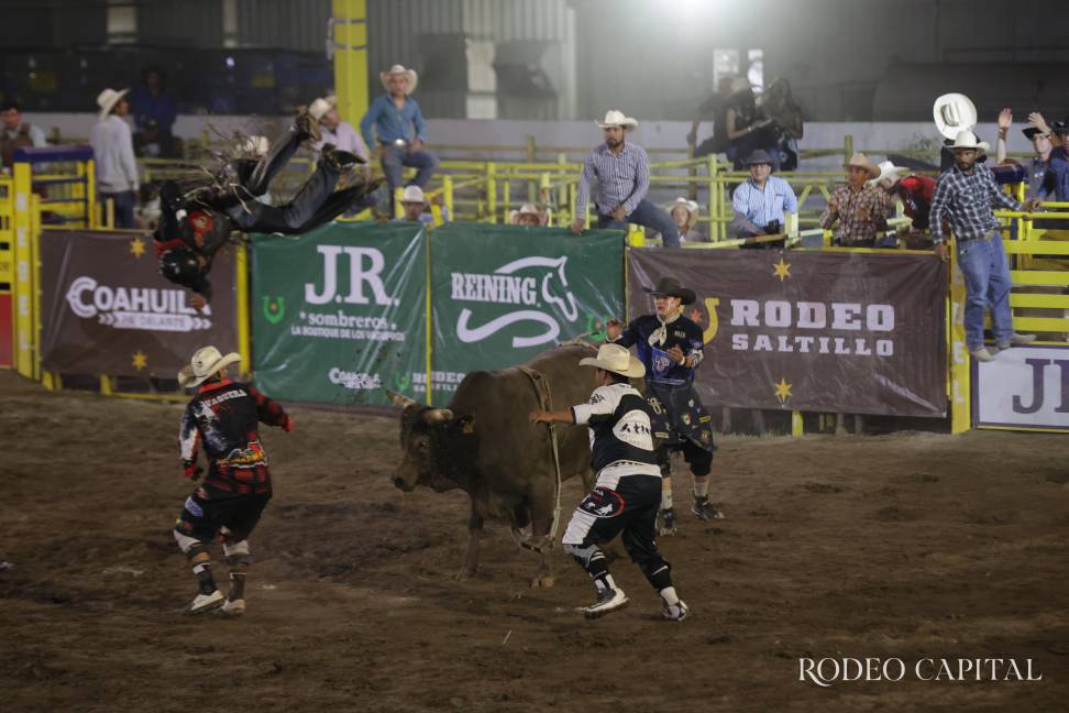 $!Roberto Saucedo completó su tiempo, pero no pudo evitar ser arrojado por su toro.