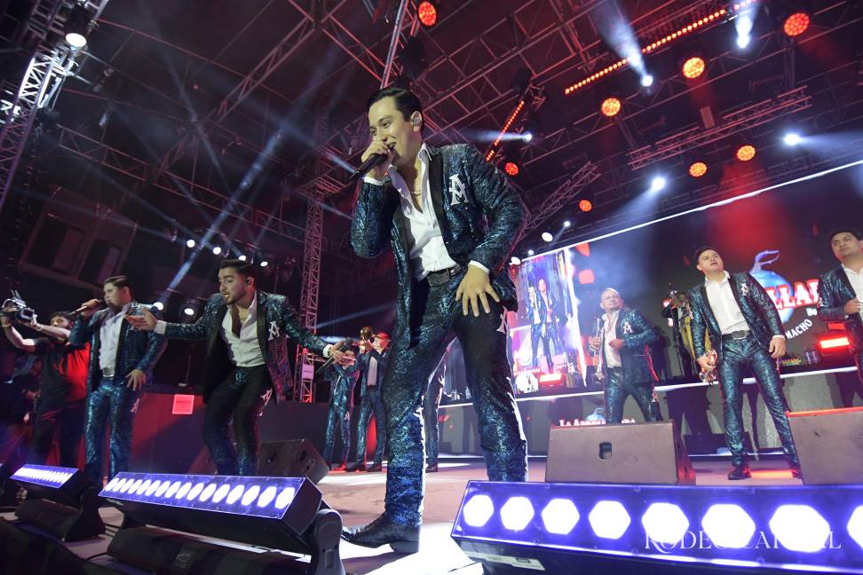 $!El escenario se llenó de fiesta sinaloense con los éxitos de La Arrolladora Banda El Limón.