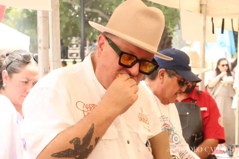 $!Los jueces, como el chef Herrera, enfrentaron la difícil tarea de elegir al mejor sabor entre auténticas joyas del asador. FOTO: FRANCISCO MUÑIZ