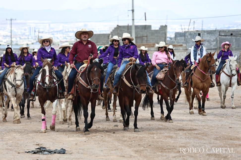 $!Los hombres participaron como guía y protección para sus esposas e hijas.