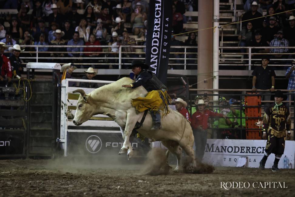 $!Cuernos Chuecos corona a Erick Montañez en Saltillo