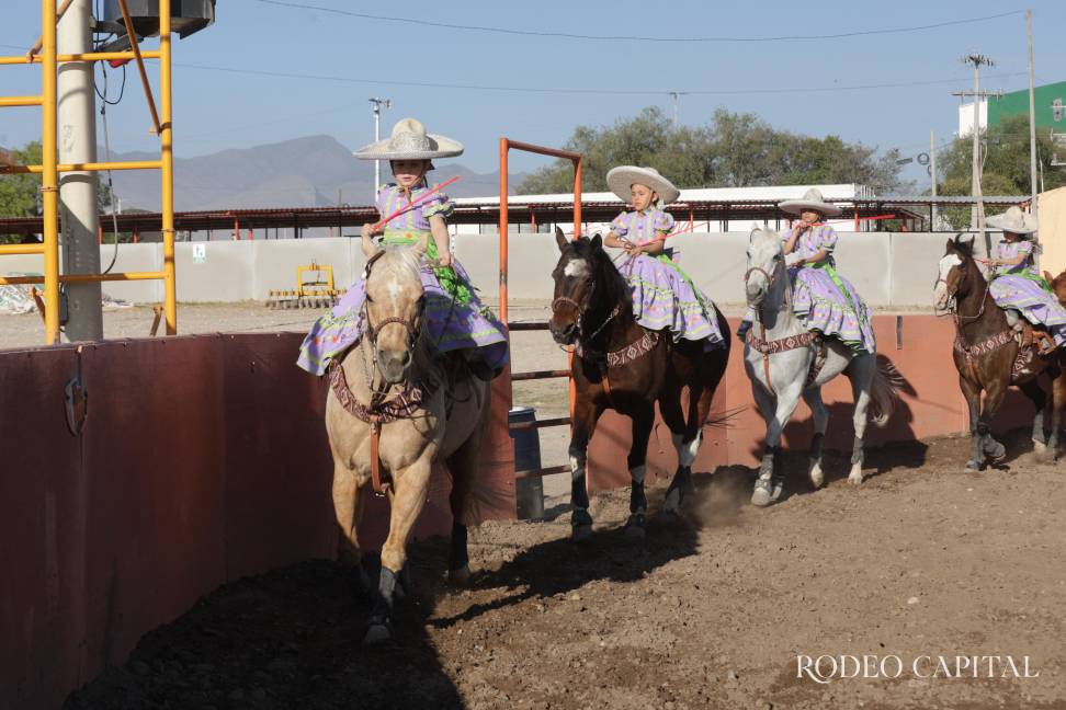 $!La Escaramuza Charra de Saltillo Dientes de Leche entrena en la Arena 8 Segundos.