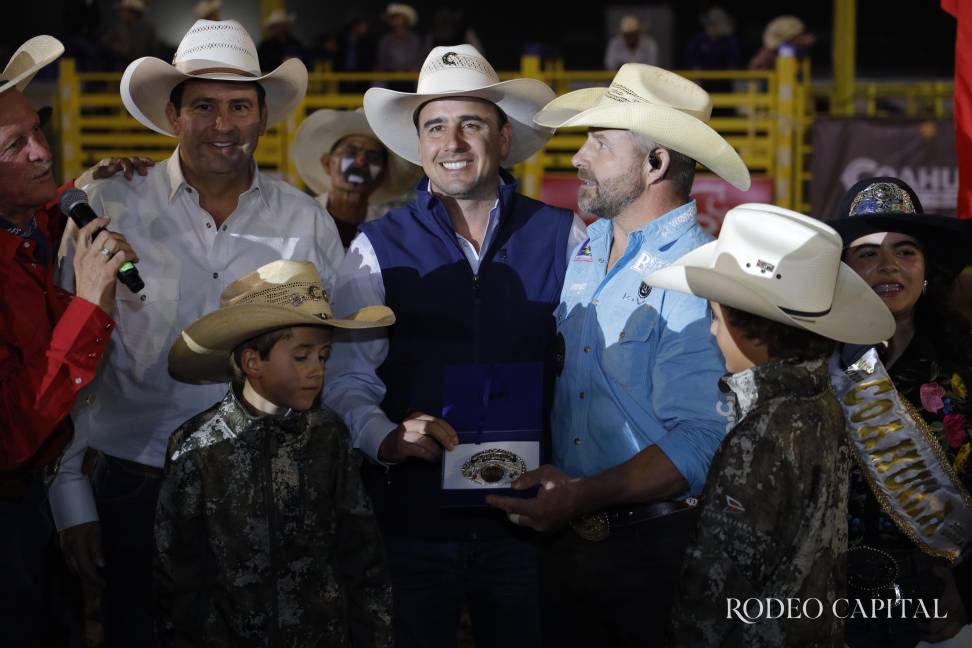 $!Con fuerza, técnica y valentía: Brillan estrellas en el Rodeo Saltillo