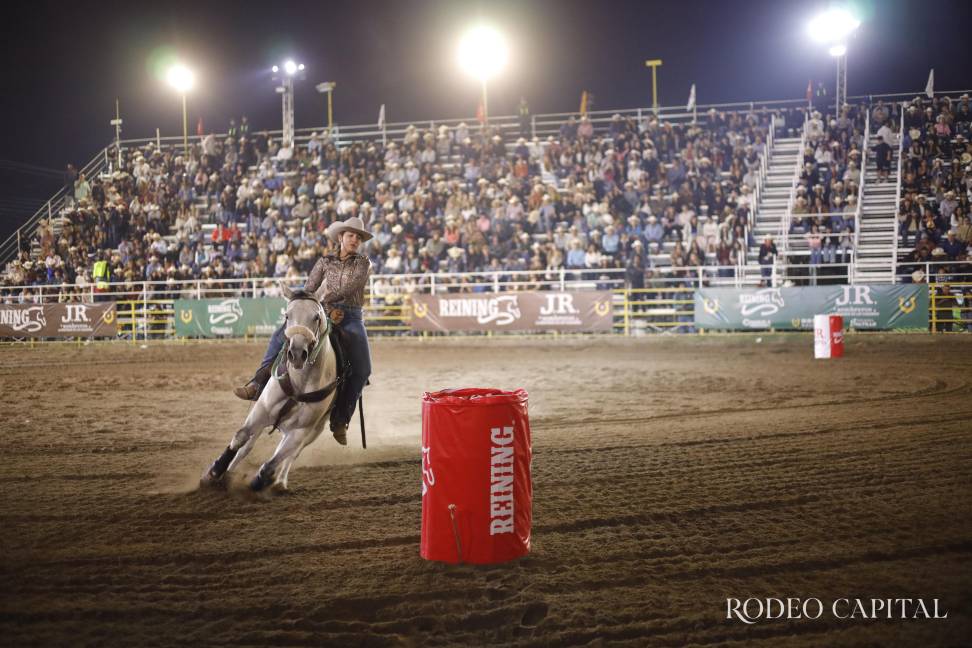 $!Las competidoras levantaron polvo y aplausos de los miles de asistentes en la Arena 8 Segundos.