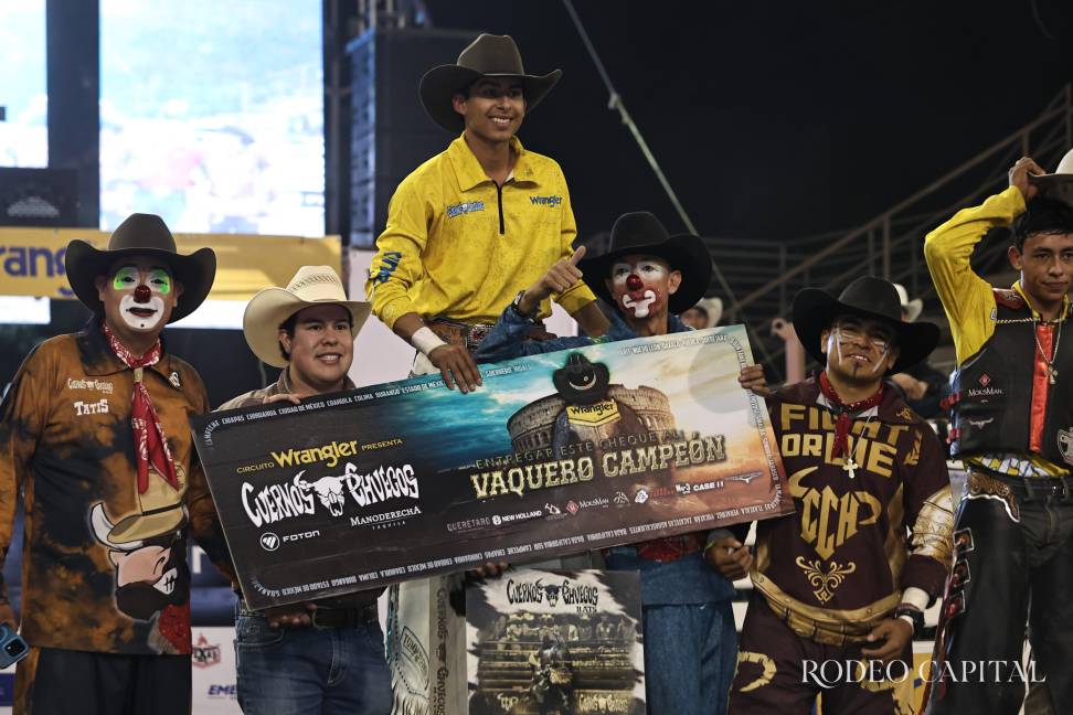 $!Cuernos Chuecos corona a Erick Montañez en Saltillo