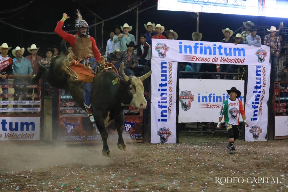 $!En dos ocasiones, Octavio se ha enfrentado a uno de los toros más emblemáticos del rodeo mexicano: Cat Bird.