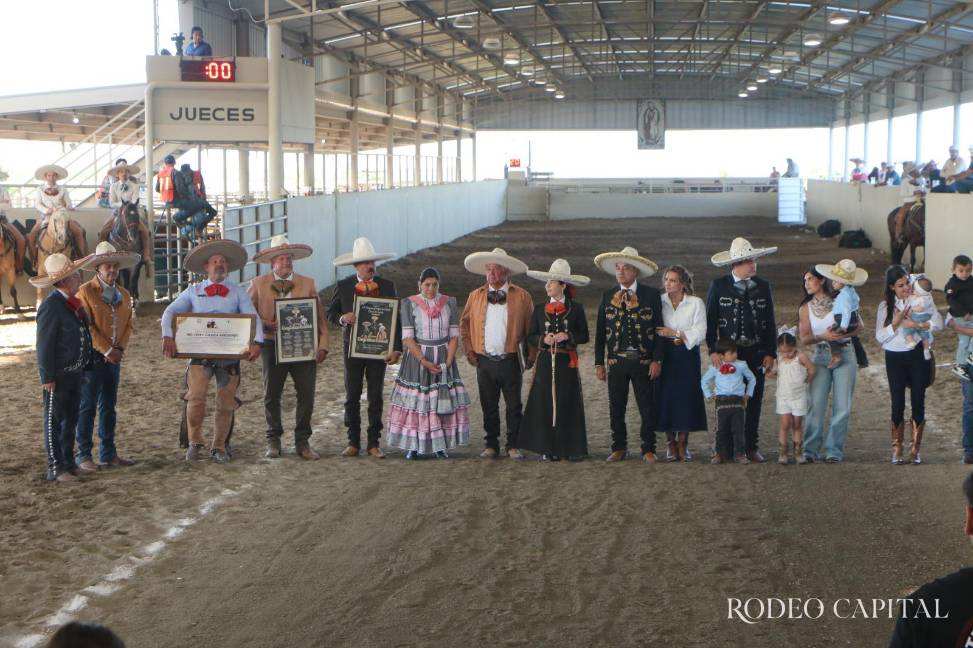 $!Reconocen a Ervey Zulaica por más de 40 años en la charrería