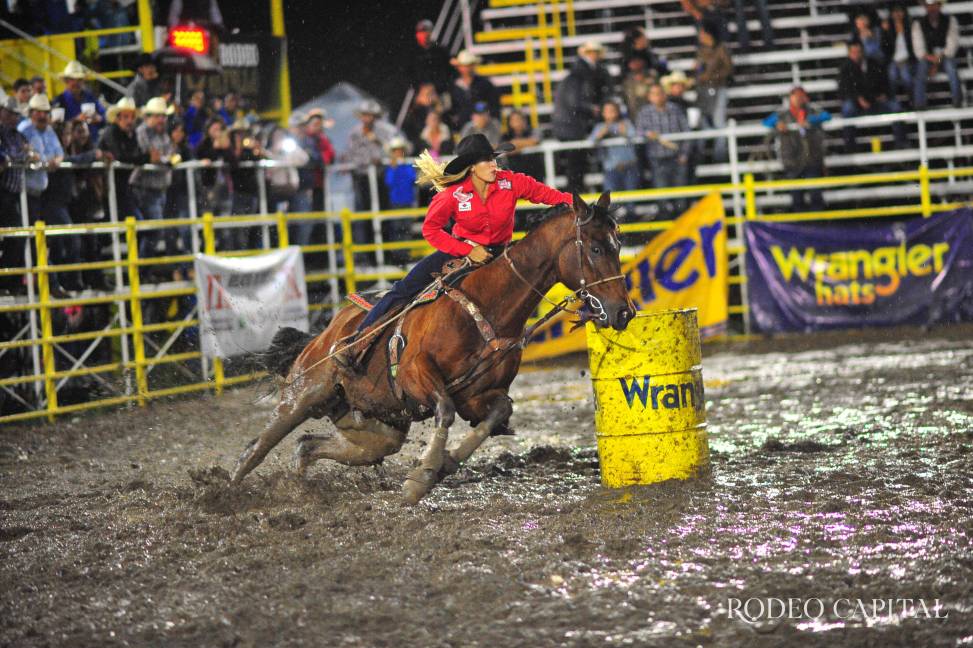 $!La multicampeona Paulina Ochoa en un evento PRCA en la 8 Segundos de Saltillo, donde marcó un récord de arena de 14.300 en Carrera de barriles.