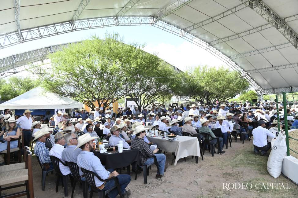 $!Ganaderos de Coahuila, Sonora, Chihuahua, Zacatecas, Nuevo León, Tamaulipas, Jalisco estuvieron presentes en la subasta.