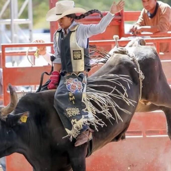 Con cada monta Noemí demuestra que el valor para subir a un toro no tiene género.