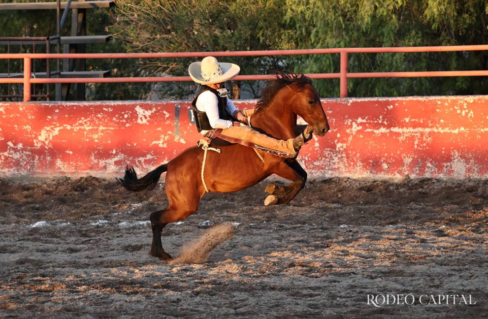 $!De fiesta en el lienzo para celebrar el Día del Charro