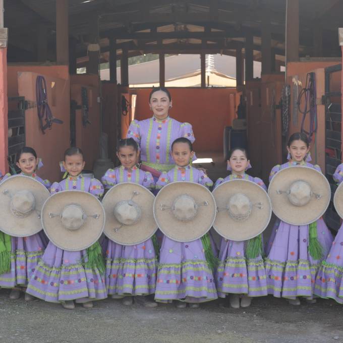 Ocho pequeñas amazonas: La nueva generación de la Escaramuza Charra de Saltillo.