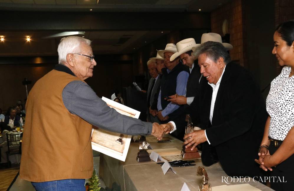 $!Salvador Verdín Díaz recibió la presea Post Mortem dedicada a su hermano José Luis Verdín Díaz.